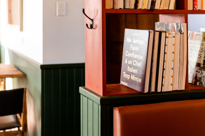 Livre de recette dans la bibliothèque de la Buvette Chez Renard